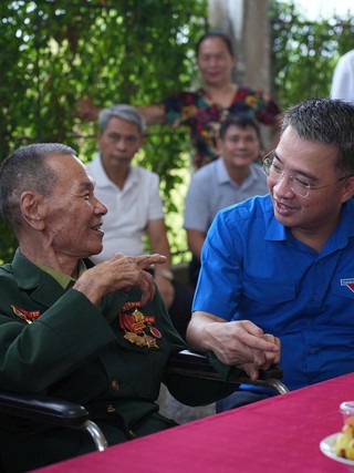 Thanh niên tiếp nối tri ân người có công