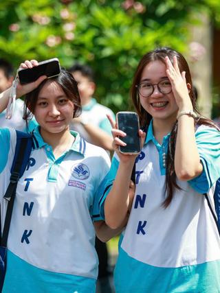 Tranh luận: Đồng phục nên áo trắng quần sẫm màu, hay mỗi trường một kiểu?