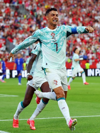Nóng: Ronaldo lần đầu ghi bàn ở vòng knock-out World Cup rồi bị... thay ra