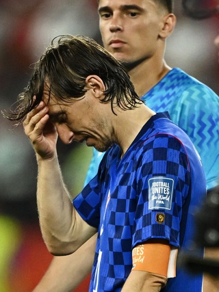 Modric đau đớn, thẫn thờ khi Croatia bị Bồ Đào Nha loại sau lỗi việt vị oan nghiệt