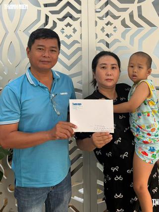 Tiếp tục trao tiền bạn đọc hỗ trợ các hoàn cảnh bệnh tật, khó khăn