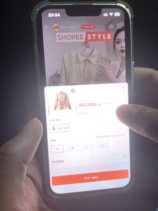 Vì sao gen Z dễ mua sắm lúc stress?