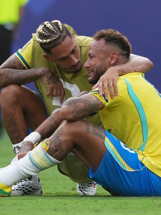 Neymar khóc nức nở khi Brazil thua và những giây phút không giữ được 'cái đầu lạnh'