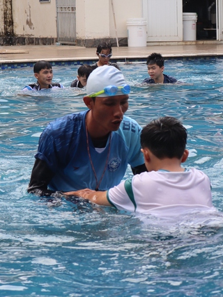 Các lớp học bơi miễn phí cho học sinh