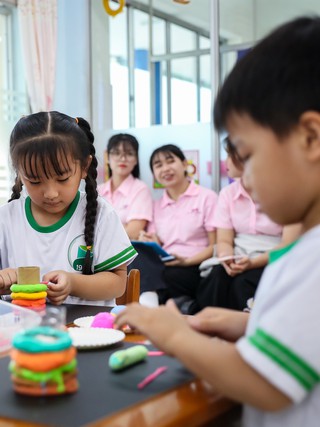 Ai nhận được 960.000 đồng/tháng khi tham gia phổ cập giáo dục mầm non 3-5 tuổi?