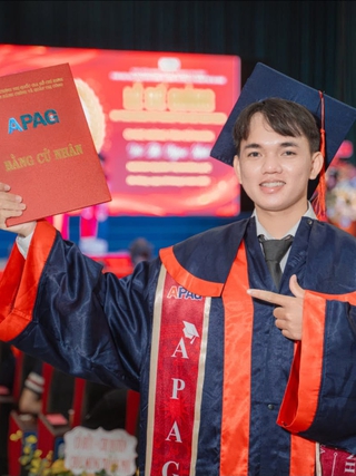 Sinh viên giỏi toàn khóa và lời hứa xúc động với mẹ