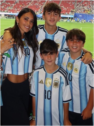 Vợ Messi ăn mừng chiến thắng ngoạn mục của chồng và tuyển Argentina ở World Cup