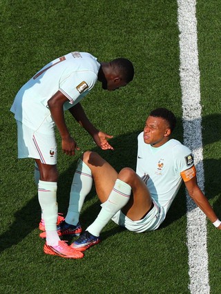Pháp nín thở khi Mbappe tập tễnh rời sân: 'Không sao, tôi ổn'