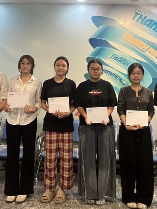 Gặp gỡ, trao học bổng động viên các sinh viên hiếu học