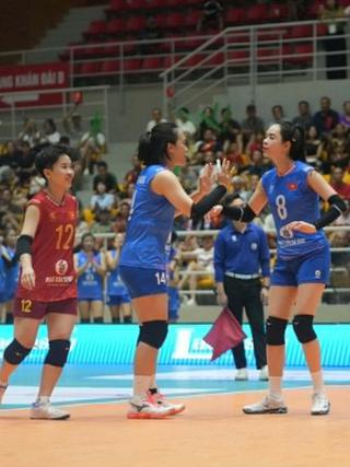 Đội tuyển bóng chuyền nữ Việt Nam thắng ngược ngoạn mục Indonesia ở chặng 1 SEA V.Cup