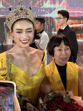 Mẹ của 'bông hồng lai' Emoura Phạm: Mọi người đi ngủ, con vẫn ngồi học tiếng Việt