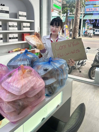 Đôi vợ chồng trẻ và những bữa cơm trưa ấm lòng người nghèo