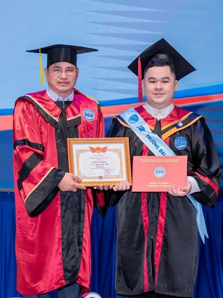 Xúc động nam sinh mang theo hình ảnh mẹ quá cố nhận bằng tốt nghiệp