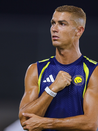 Ronaldo gây sốt với diện mạo mới
