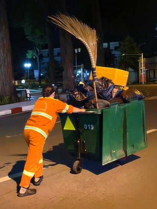 Chiến binh áo cam giữ sạch phố phường