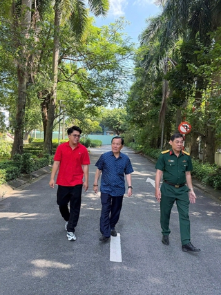 Con trai anh hùng liệt sĩ Lê Thị Riêng thăm ngôi trường mang tên mẹ