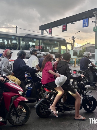 Google Maps đỏ chót, du khách ‘khóc ròng’ vì nỗi khổ mang tên… kẹt phà Bình Khánh