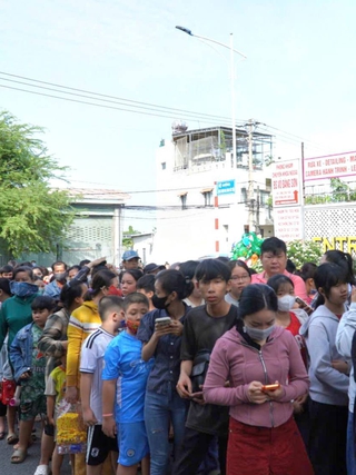 Lạ đời nhiều người lấn nhau đi phiên chợ không dùng tiền...
