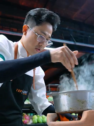 Chef Thế Sơn mang nồi gang của mẹ đi thi, nhận 'mưa lời khen'