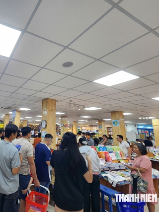 Phụ huynh nói khó mua sách giáo khoa, nhà xuất bản nói gì?