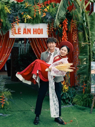 Cặp đôi chặt tre, đốn chuối, hái hoa dừa làm đám hỏi Nam bộ xưa