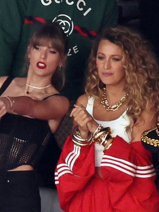 Taylor Swift từ bỏ làm mẹ đỡ đầu các con của Blake Lively