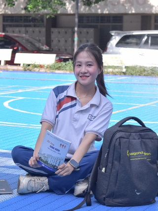 Nữ sinh tốt nghiệp xuất sắc trước 1 năm, vì chỉ mong cha mẹ bớt vất vả