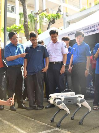 Ai cũng hò reo khi 2 đại biểu đặc biệt lên sân khấu khởi động ngày hội