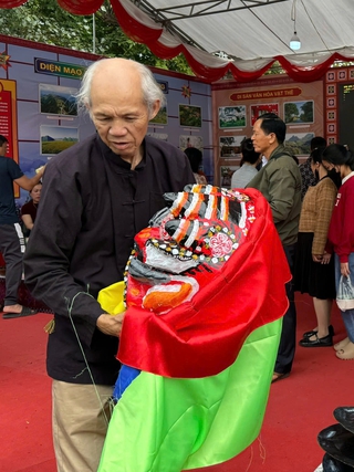Người 'thổi hồn' thượng võ vào những chiếc đầu sư tử mèo