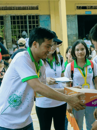 Vì sao những người trẻ 'nghiện' tình nguyện?