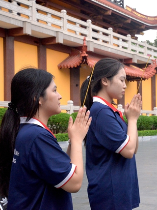 Mùa Vu lan báo hiếu: Rưng rưng đóa hoa hồng trắng trên ngực áo