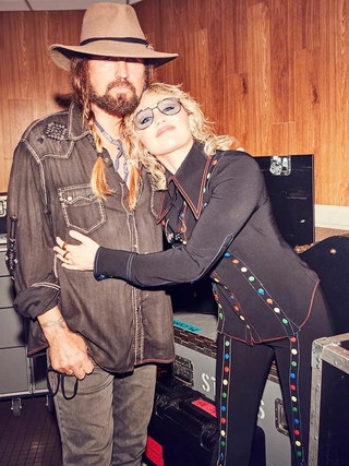 Miley Cyrus và cha ruột gây chú ý với kế hoạch tổ chức đám cưới đôi