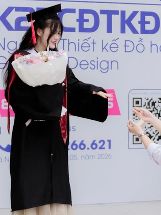 Lệ Quyên bất ngờ được bạn trai cầu hôn trong ngày nhận bằng tốt nghiệp