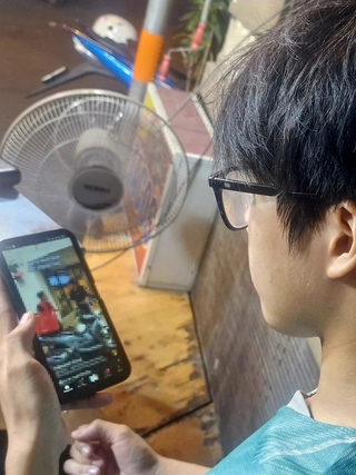 Từ 'xem cho vui' đến bị dẫn dắt: Khi video độc hại làm lệch lạc nhận thức