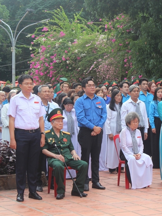 Xúc động Lễ chào cờ ‘Tôi yêu Tổ quốc tôi’ tại công viên Lê Thị Riêng