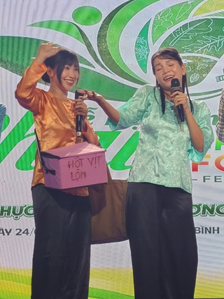 Trúc Thy đưa 'cầm kỳ thư họa' vào Lễ hội Ẩm thực chay