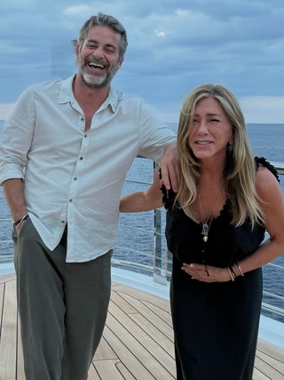 Jennifer Aniston và chuyên gia thôi miên ra sao sau hơn 1 năm yêu?