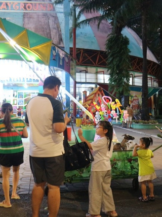 Tối ngày lễ đi đâu? điểm vui chơi về đêm ở TP.HCM hot, miễn phí vé metro