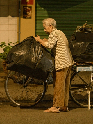 Phía sau những con phố tinh tươm
