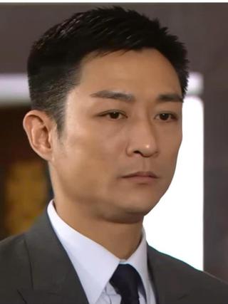 Diễn viên TVB Dương Chứng Hoa bị bắt gặp làm bảo vệ cho ca sĩ