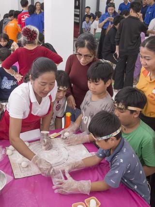 Em làm bánh trung thu - Gìn giữ nét đẹp truyền thống