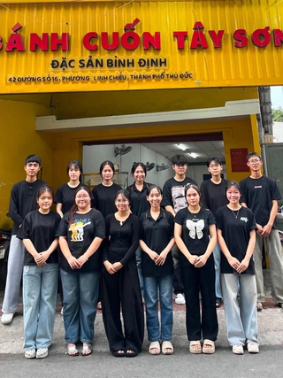 Tốt nghiệp đại học, nhưng cô gái lại chọn bán bánh cuốn