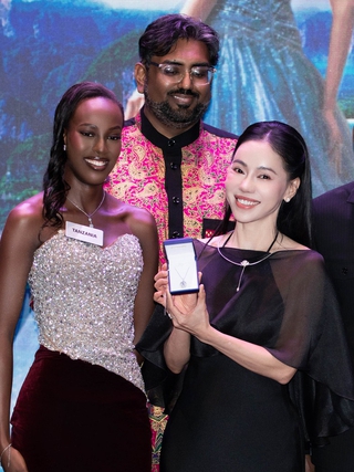'Bà trùm hoa hậu' Kim Dung chi 10.000 USD tại phiên đấu giá Miss World