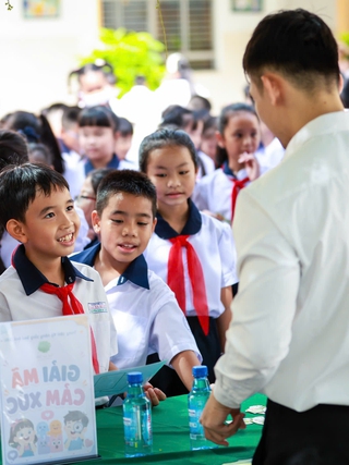 Hiệu trưởng, hiệu phó làm giáo viên sau sáp nhập: Sao không được nghỉ hưu trước tuổi?