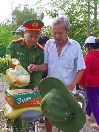 Công an xã gần dân, vì dân