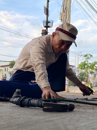 Ông lão sửa xe 75 tuổi và góc nhỏ tử tế giữa lòng thành phố