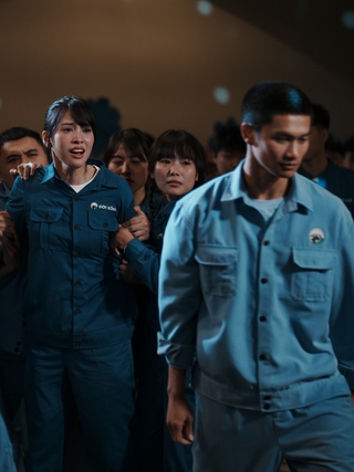 Hoa hậu Tiểu Vy hóa công nhân, hé lộ cú tát khiến bạn diễn 'choáng váng'