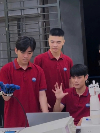 Găng tay robot giúp người bệnh tập phục hồi chức năng tay ngay tại nhà