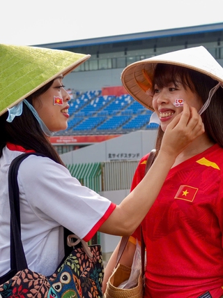 Chị em điều dưỡng sinh đôi trao nhắn nhủ dễ thương đến tiền đạo U.23 Việt Nam Thanh Nhàn