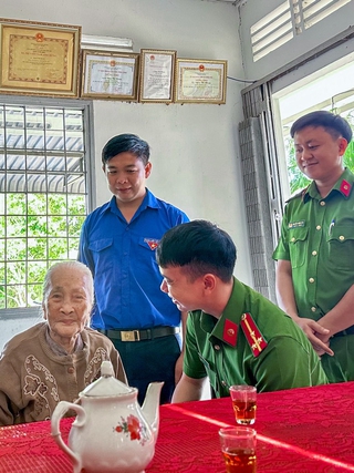 Người giữ bình yên, thắp lửa yêu thương